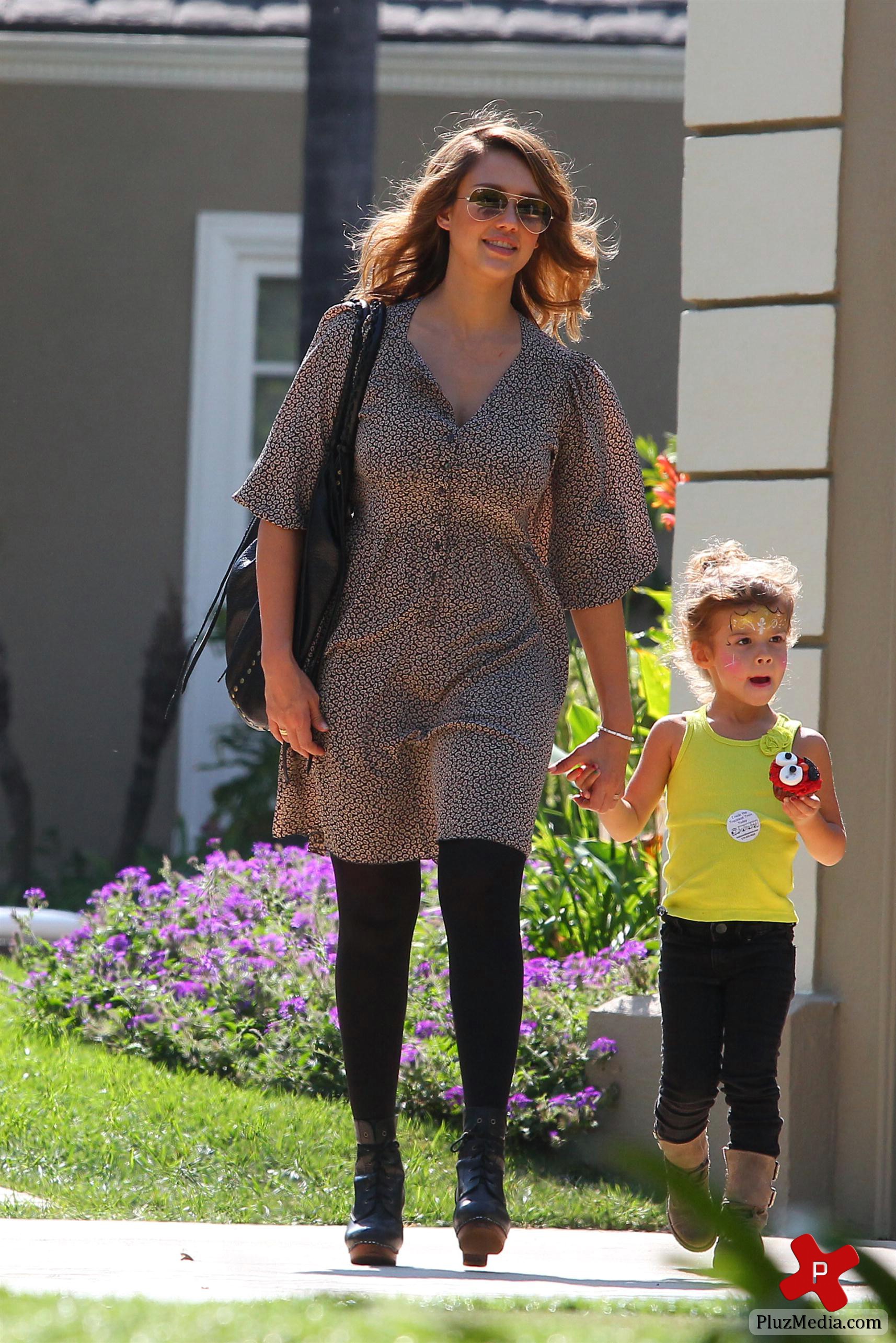 Jessica Alba, Cash Warren and daughter head out for a family meal photos | Picture 79823